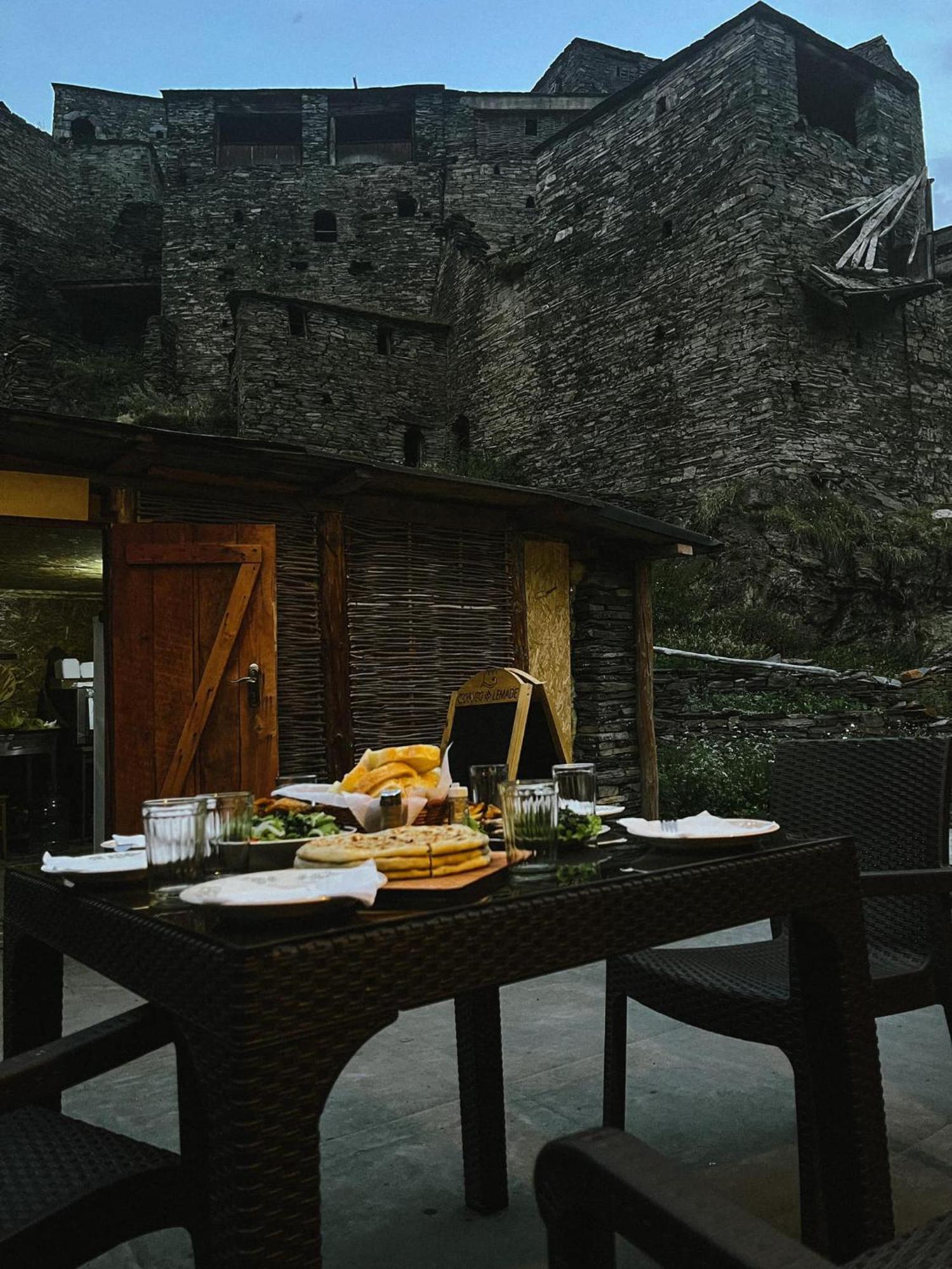 "Front Castle" Hotel Shatili Exterior foto